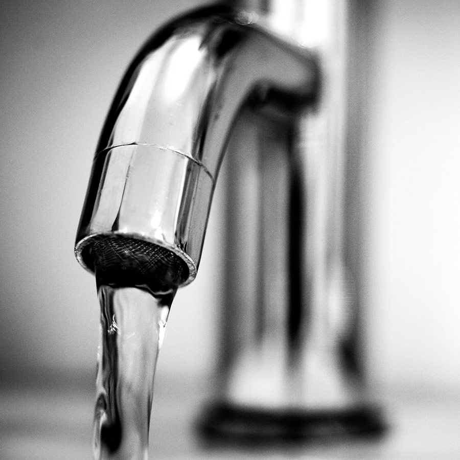bathroom-black-and-white-blur-900×900